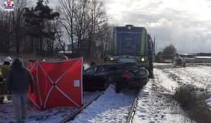 Wjechał na przejazd wprost przed nadjeżdżającą lokomotywę. Kierowca subaru nie żyje