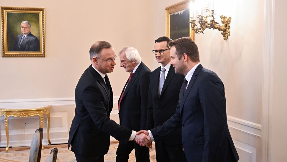 Warszawa, 24.10.2023. Prezydent Andrzej Duda (L) oraz premier Mateusz Morawiecki (2P), szef klubu PiS Ryszard Terlecki (2L) oraz rzecznik partii Rafał Bochenek (P) przed spotkaniem w Pałacu Prezydenckim w Warszawiem, 24 bm. W Pałacu Prezydenckim trwają konsultacje z przedstawicielami poszczególnych komitetów wyborczych, które będą miały swoją reprezentację w Sejmie X kadencji. Spotkania odbędą się osobno z każdym z komitetów wyborczych, w kolejności zgodnej z wynikami osiągniętymi przez te komitety w wyborach. (mr) PAP/Radek Pietruszka