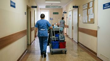 Ile zarabia salowa w szpitalu? Szpital podał stawkę