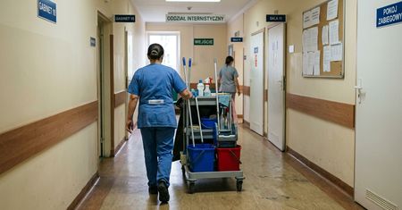 Ile zarabia salowa w szpitalu? Szpital podał stawkę