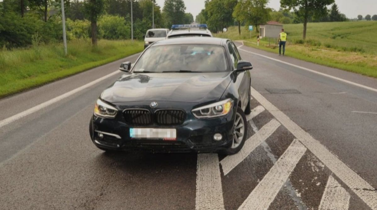 Pijany młodzieniec zasnął za kierownicą bmw na krajowej 17
