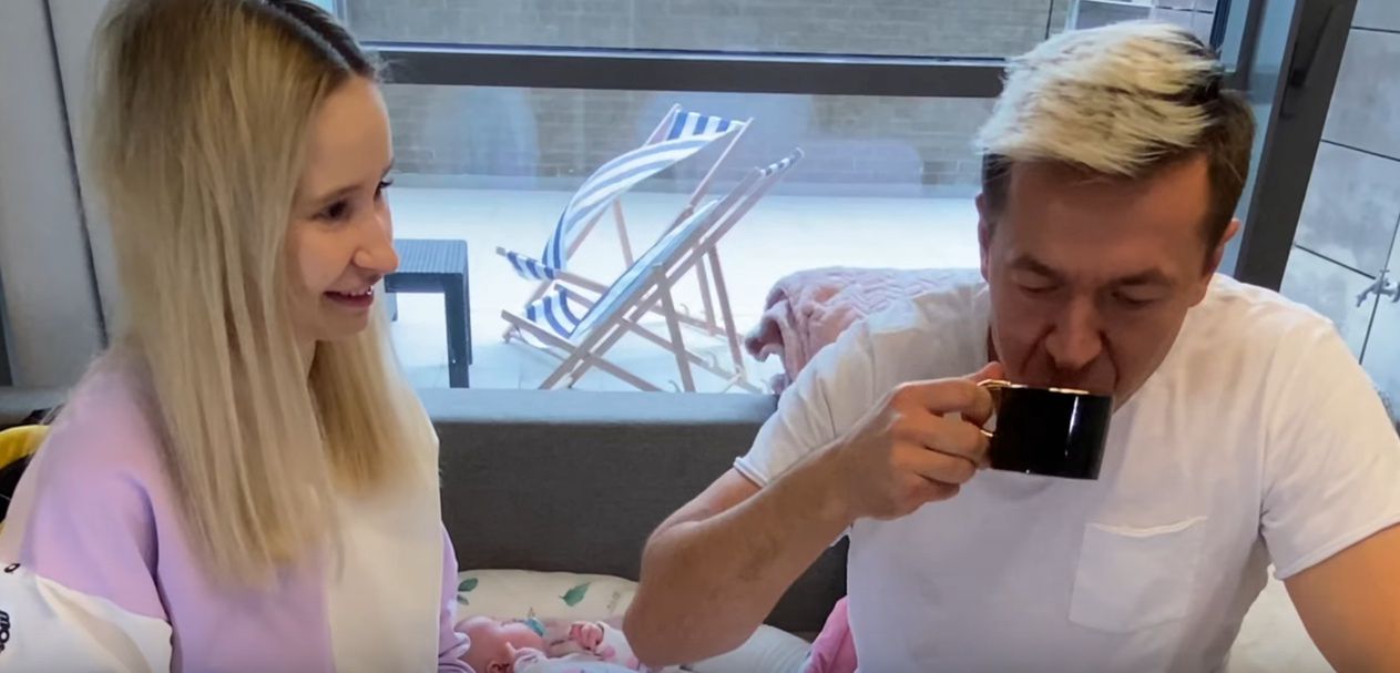 Kamil z Psycho Couple pije mleko z piersi Oli