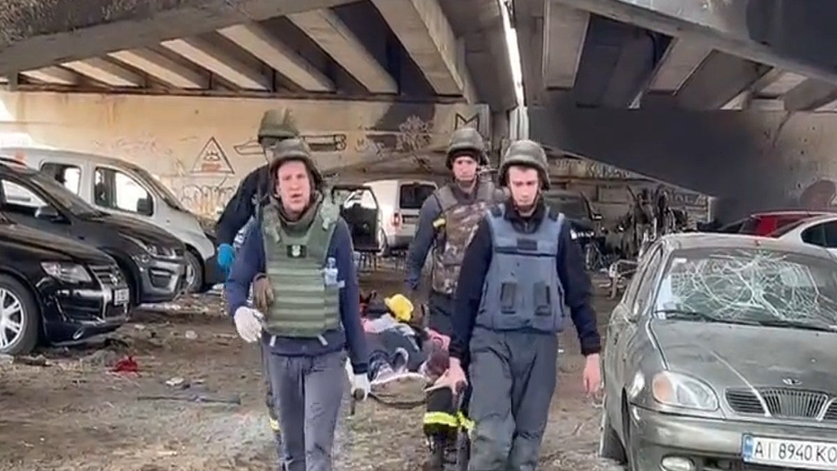 Tak starsi ludzie uciekają przed okropnościami wojny. Poruszające nagranie