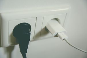 Na świecie jest ponad 15 typów gniazdek elektrycznych. Dlaczego nie można ich ujednolicić?