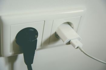 Na świecie jest ponad 15 typów gniazdek elektrycznych. Dlaczego nie można ich ujednolicić?