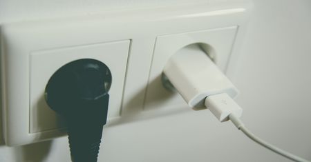 Na świecie jest ponad 15 typów gniazdek elektrycznych. Dlaczego nie można ich ujednolicić?