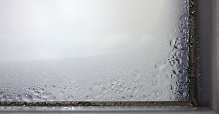 Prosty sposób na wilgoć na oknach. Wystarczy użyć tego produktu