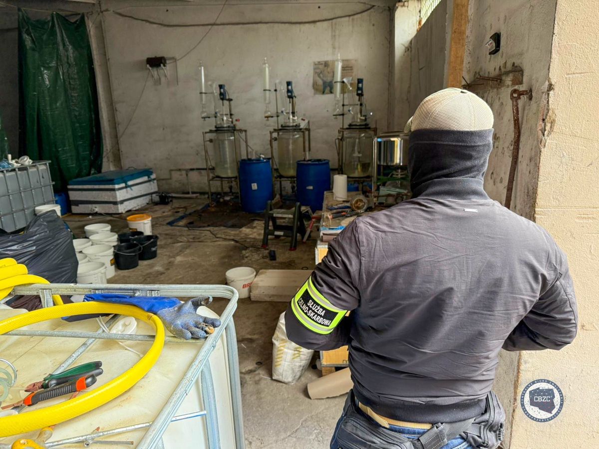 Służby zlikwidowały fabrykę narkotyków. Przejęto 5 ton prekursorów