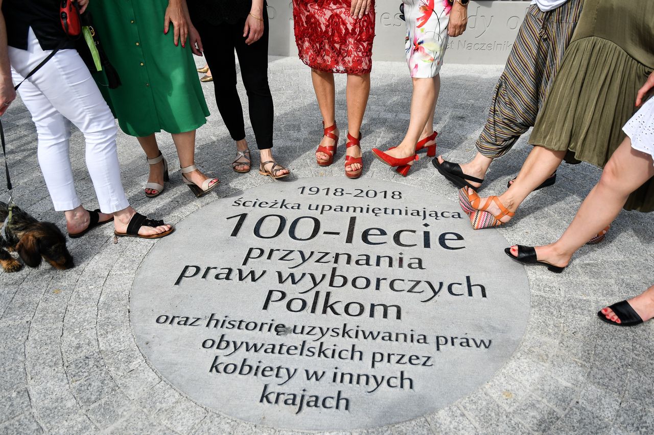 Wrocław. Bulwar Słoneczny już w nowej odsłonie. Zyskał ścieżkę upamiętniającą 100-lecie przyznania praw wyborczych Polkom