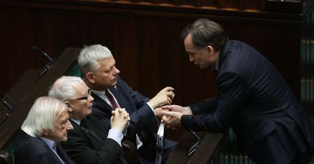 Donald Tusk chce ich rozliczyć, oni szukają przystani w Brukseli. Lista chętnych "puchnie"