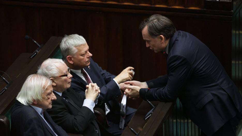 Cd. 1. posiedzenia Sejmu X kadencji
29.11.2023 Warszawa 1. posiedzenie Sejmu X kadencji fot Tomasz Jastrzebowski/REPORTER
N/z: Ryszard Terlecki, Jaroslaw Kaczynski, Marek Suski, Zbigniew Ziobro
Tomasz Jastrzebowski/REPORTER