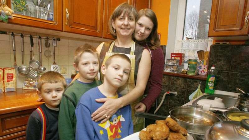 Ewa Wróbel z Wałbrzycha zajmuje się czwórką rodzeństwa. - Kłopoty są, jak w rodzinie, ale nigdy nie żałowałam - mówi