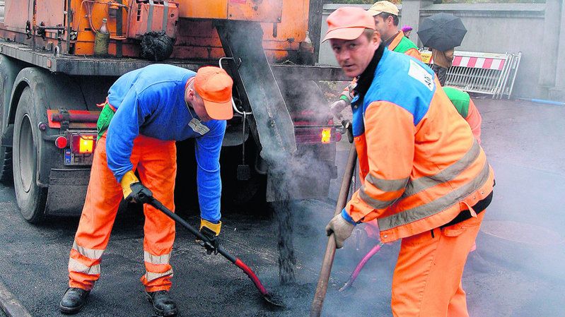 Drogowcy łatają w Warszawie nawet tysiąc dziur dziennie