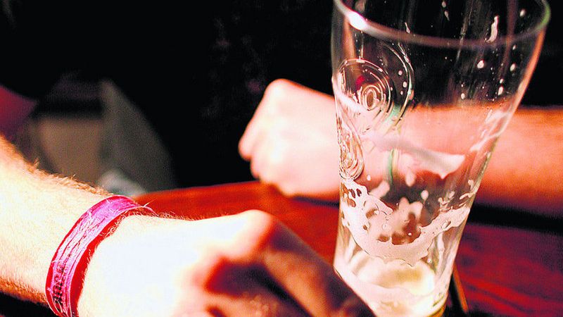W krakowskich klubach jedynym dowodem zapłacenia za wejście jest opaska lub pieczątka na ręce