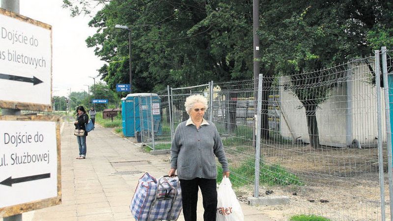 Z białego kontenera korzystają podróżni, z zielonych robotnicy