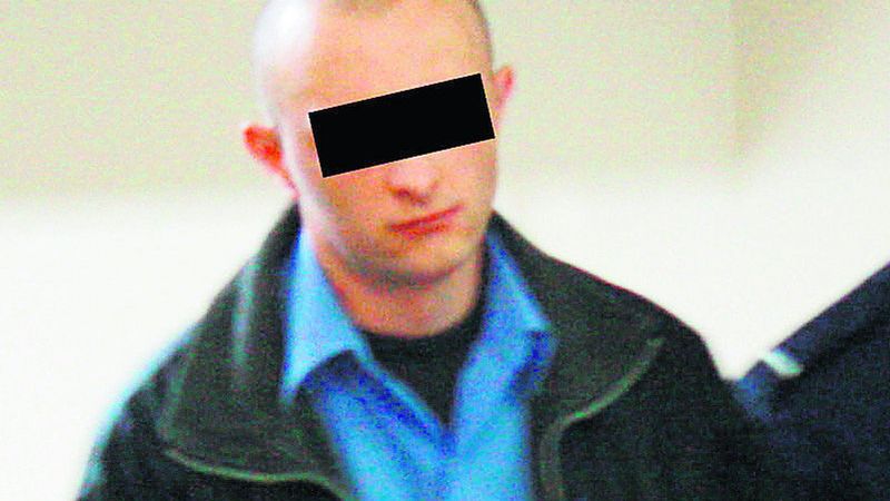 Rafał W. w kajdankach doprowadzany na salę rozpraw