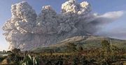 Erupcja wulkanu Sinabung na Sumatrze.