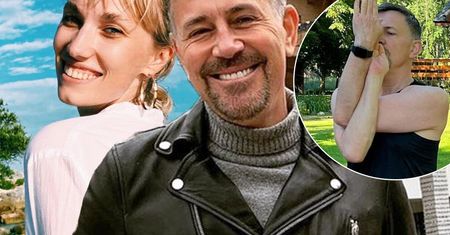 Krzysztof Ibisz wskoczył w skąpe getry i ćwiczy jogę z ciężarną żoną. Brzuszek Joanny na pierwszym planie