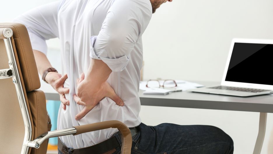 Ból pleców może mieć wiele przyczyn. Najczęstszą jest zła ergonomia pracy