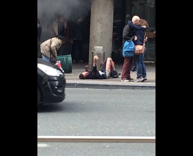 Zdjęcie, które stanie się symbolem zamachów w Brukseli?