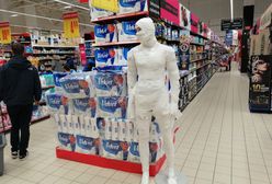 Manekin owinięty w papier toaletowy. "Najgłupsza reklama, jaką widziałem"