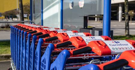 Carrefour dostarczy zakupy do domu na terenie całego kraju. Ominie niedzielę niehandlową