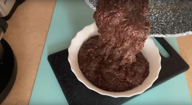 Przygotowanie pasty z siemienia lnianego - Pyszności; Foto kadr z materiału na kanale YouTube kierunek zdrowie