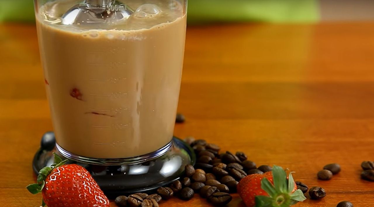 Mrożona kawa truskawkowa - Pyszności; Foto kadr z materiału na kanale YouTube Moje Gotowanie