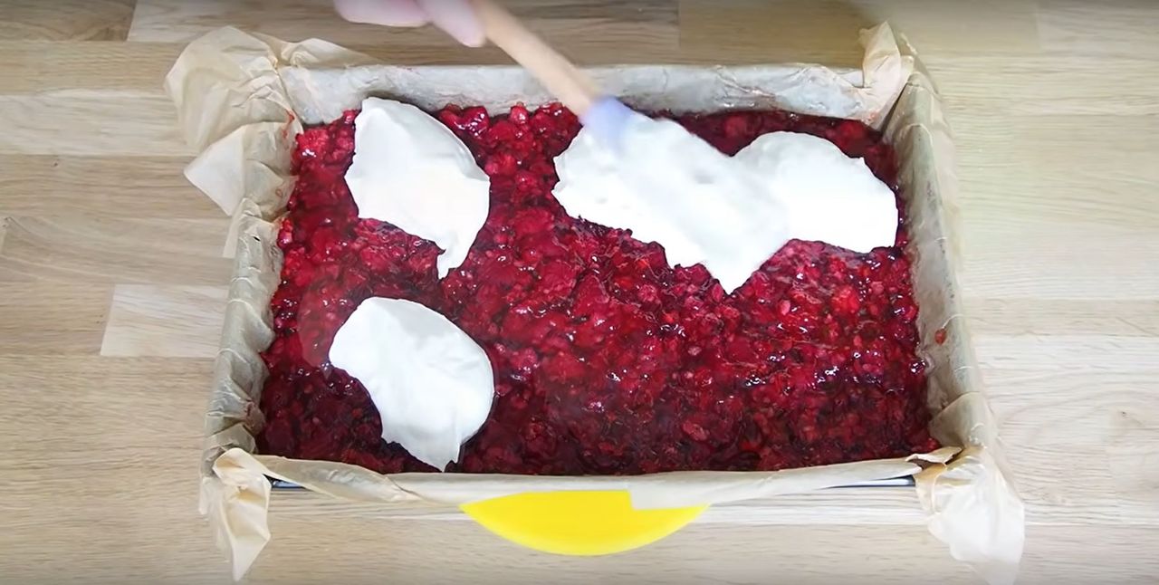 Ciasto Malinowa Chmurka tuż przed wstawieniem do piekarnika - Pyszności; Foto kadr z materiału na kanale YouTube Kuchnia Magdy