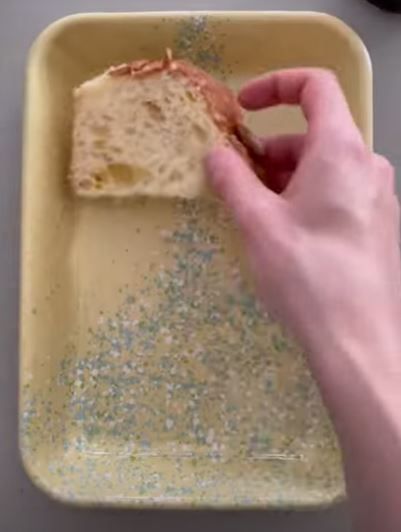Przygotowanie puddingu chlebowego - Pyszności; Foto: kadr z materiału na kanale YouTube Rozkoszny