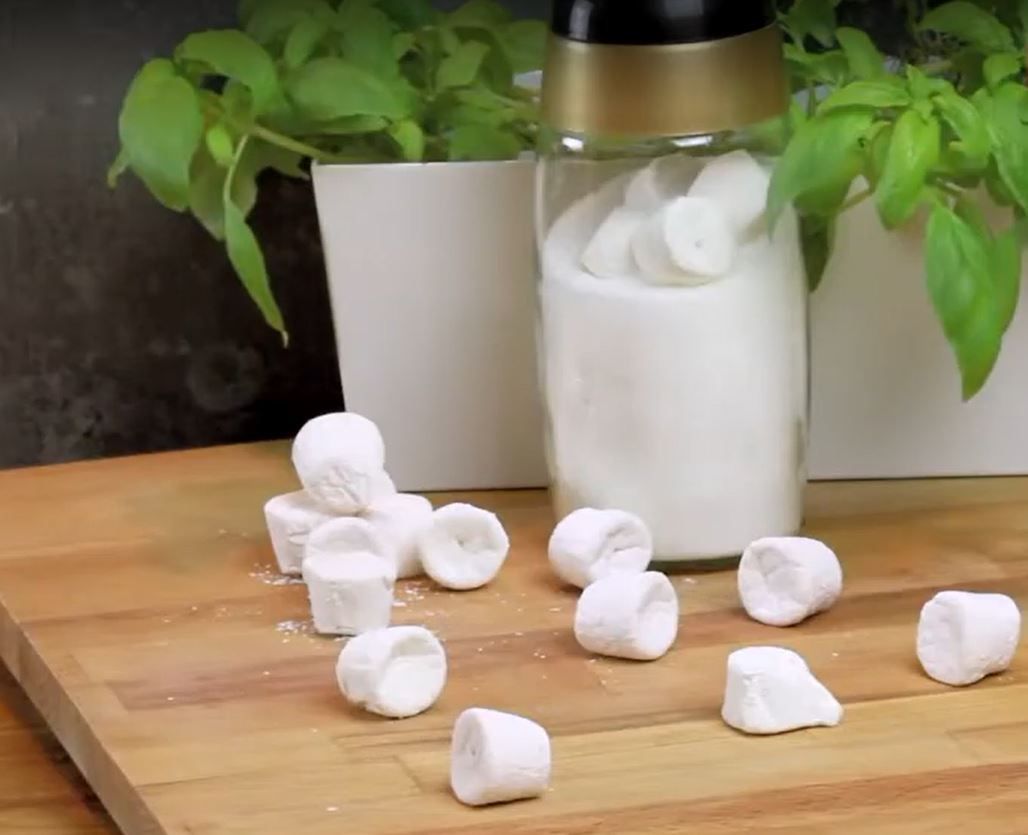 Cukier z marshmallow - Pyszności; Foto screen z filmu https://www.youtube.com/watch?v=LGvbjl2iIRo