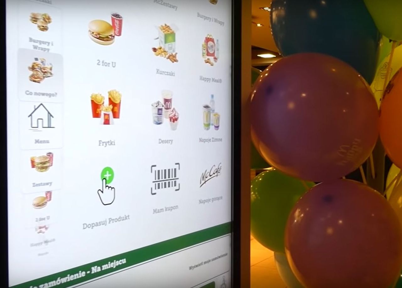 Ekran dotykowy w McDonald's - Pyszności; Foto screen z filmu https://www.youtube.com/watch?v=MCjJyYeH8T0