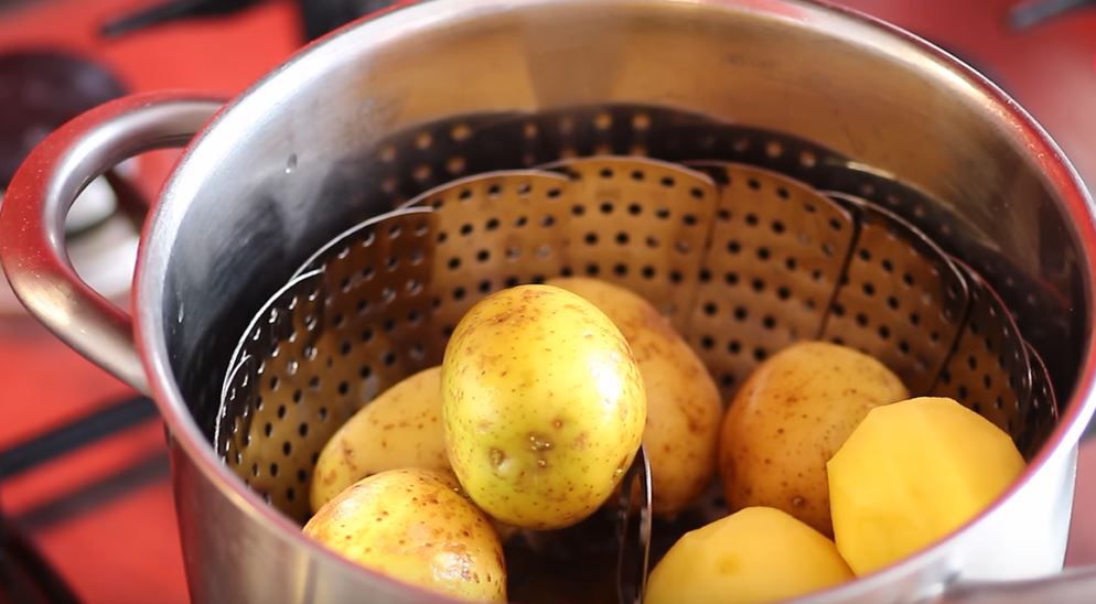 Ziemniaki na parze - Pyszności; Foto: kadr z materiału na kanale YouTube Dorota Kamińska