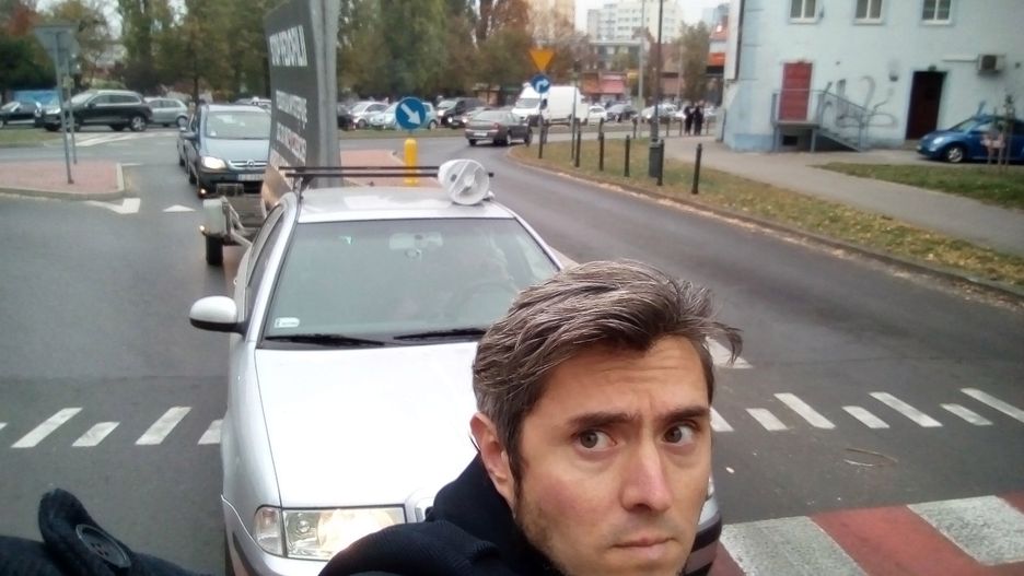 Artysta przez 15 minut blokował ruchliwą ulicę