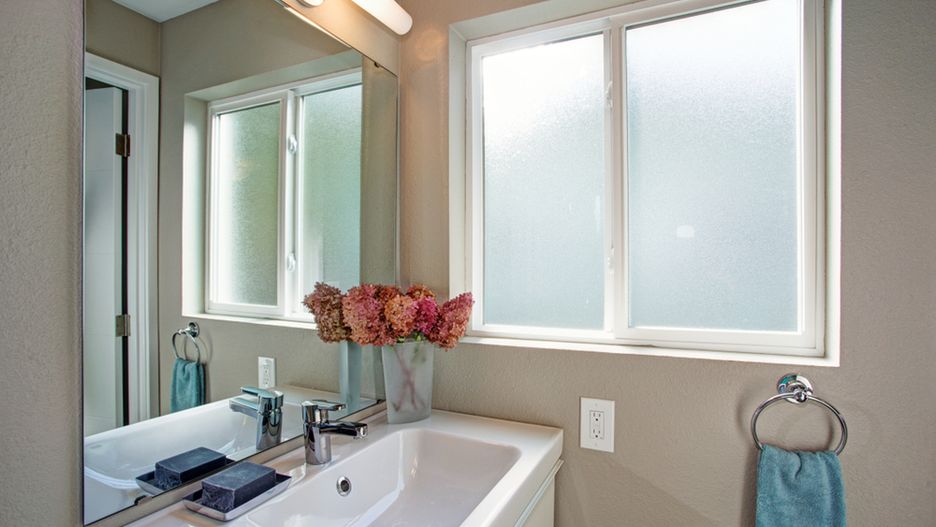 Dom sąsiadów stoi blisko? Zadbaj o prywatność w łazience