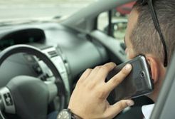 Kiedy używanie telefonu w samochodzie jest dozwolone?