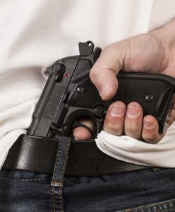 Ostrzelał budynki z pistoletu. Potem poszedł na piwo