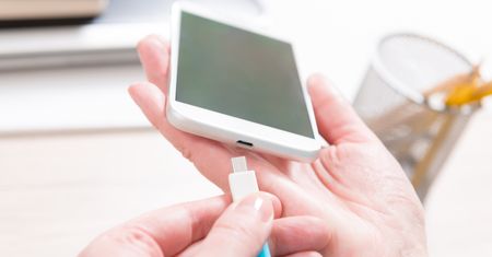 Też tak ładujesz telefon? Popełniasz duży błąd