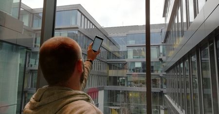 Czy unoszenie telefonu w górę zwiększa sygnał? Obalamy popularny mit