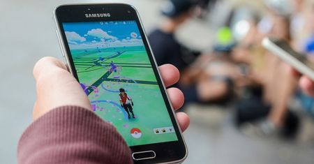 Napadli go, gdy grał na telefonie. Nastolatek ma złamany kręgosłup