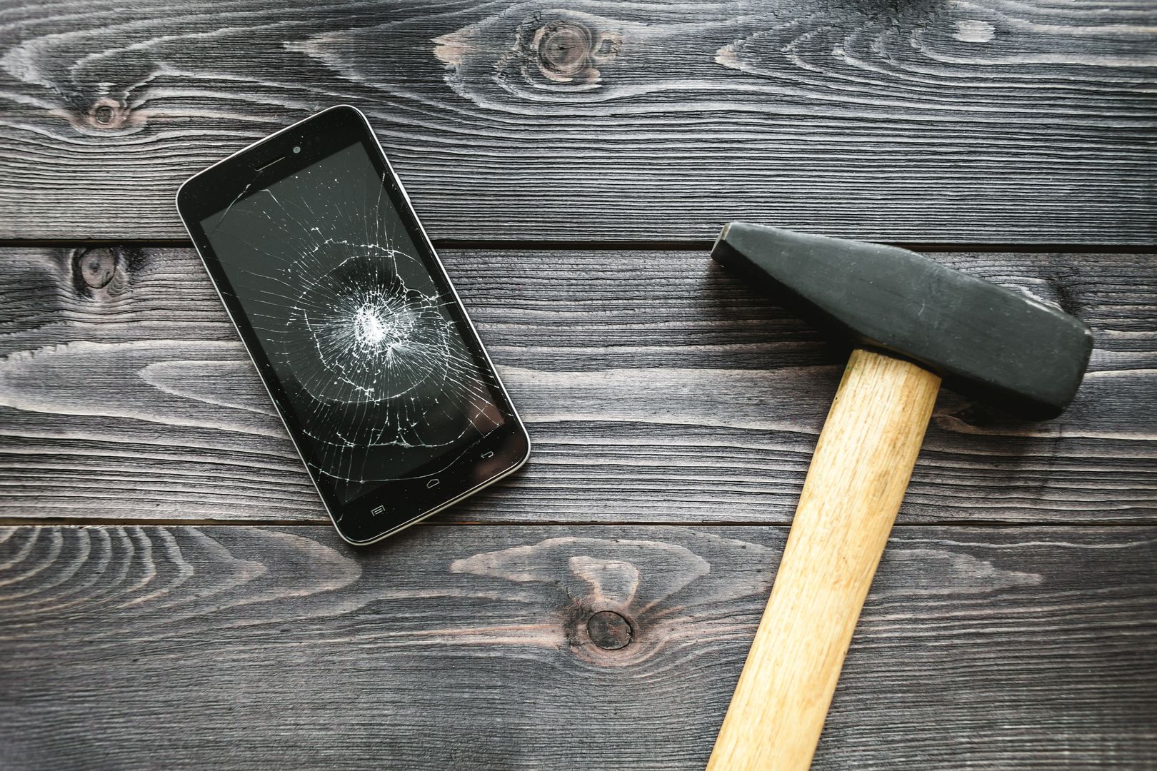 Chciał kupić telefon w internecie. W ciągu tygodnia został trzykrotnie oszukany 