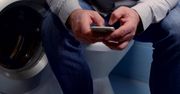 Do toalety ze smartfonem? Lepiej uważać. Opublikowano wyniki badań