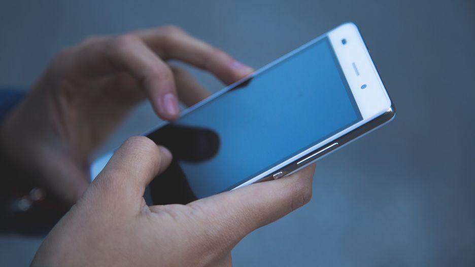 Policja przestrzega by zachować szczególną czujność, kiedy dostajemy SMS-a z nieznanego numeru. 