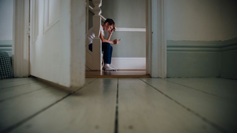 Nastolatka odpoczywającego po chorobie, nieoczekiwanie odwiedziła babcia przynosząc mu śniadanie