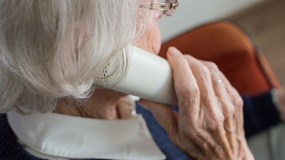 Seniorów w długi często wpędza dzwonienie za granicę z telefonu stacjonarnego.