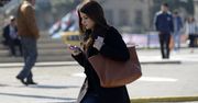 Mandat za korzystanie z komórki na przejściu dla pieszych? MSWiA dementuje