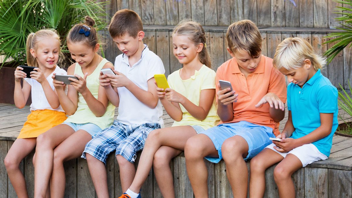 dzieci z telefonami