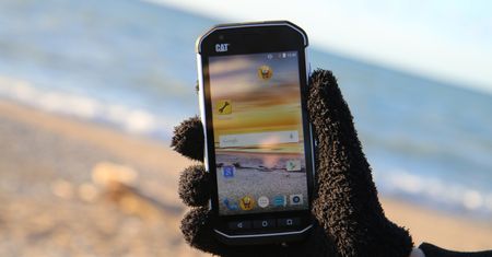 Telefony "dla twardzieli". Wytrzymałe, szczelne i z pojemną baterią