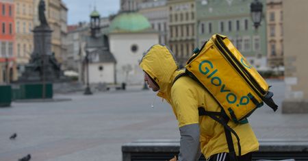 Które firmy zarabiają na koronawirusie? Ciężki czas dla turystyki i transportu