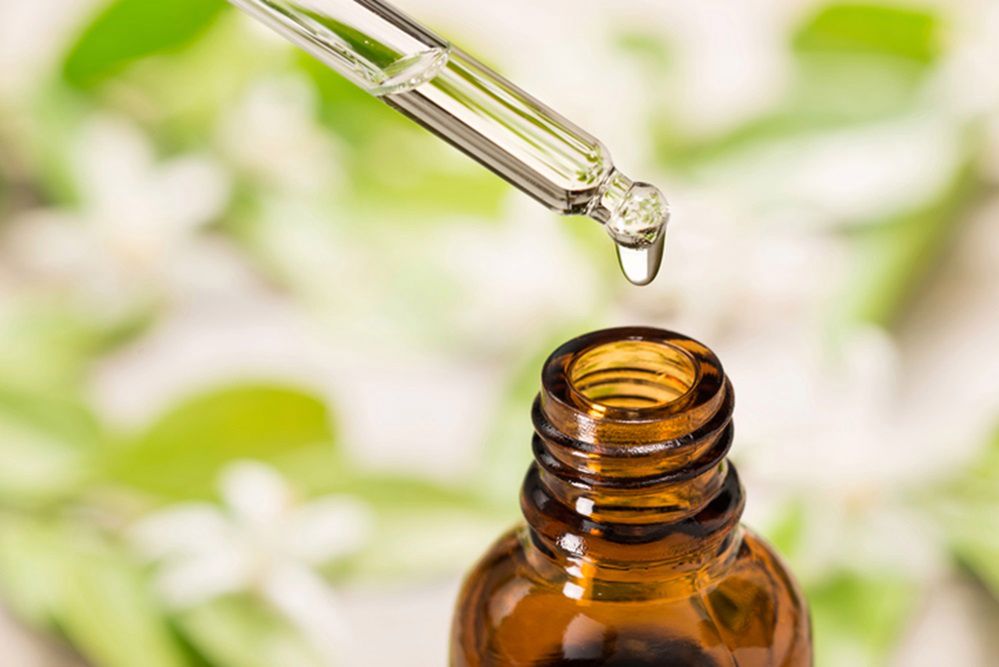 Olejek z drzewa herbacianego – zastosowanie w kosmetyce